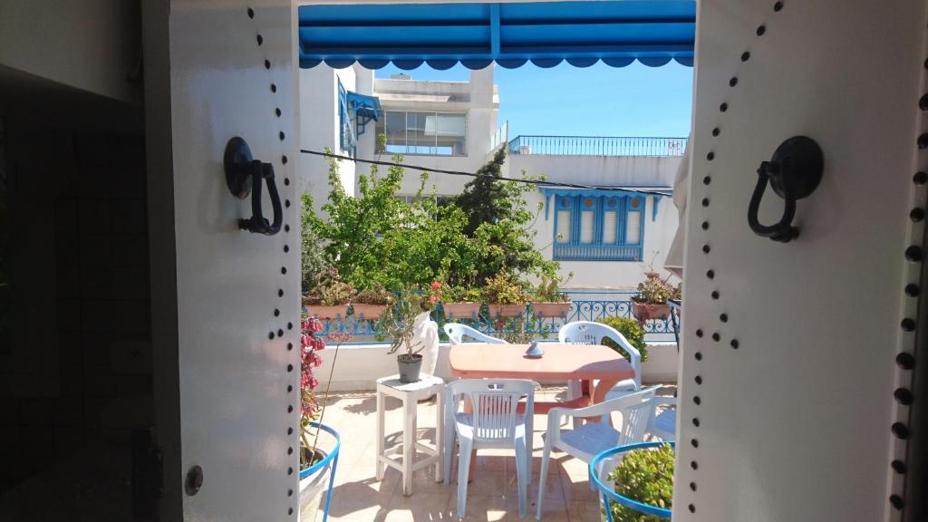 シディ・ブ・サイドにあるCosy Duplex" Sidi Bou Said "のパティオ(テーブル、椅子付)の景色を望めます。