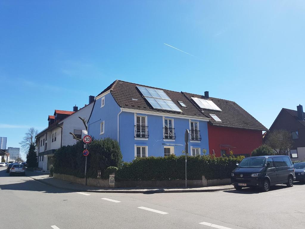 uma casa azul com painéis solares numa rua em The Blue House em Erlangen