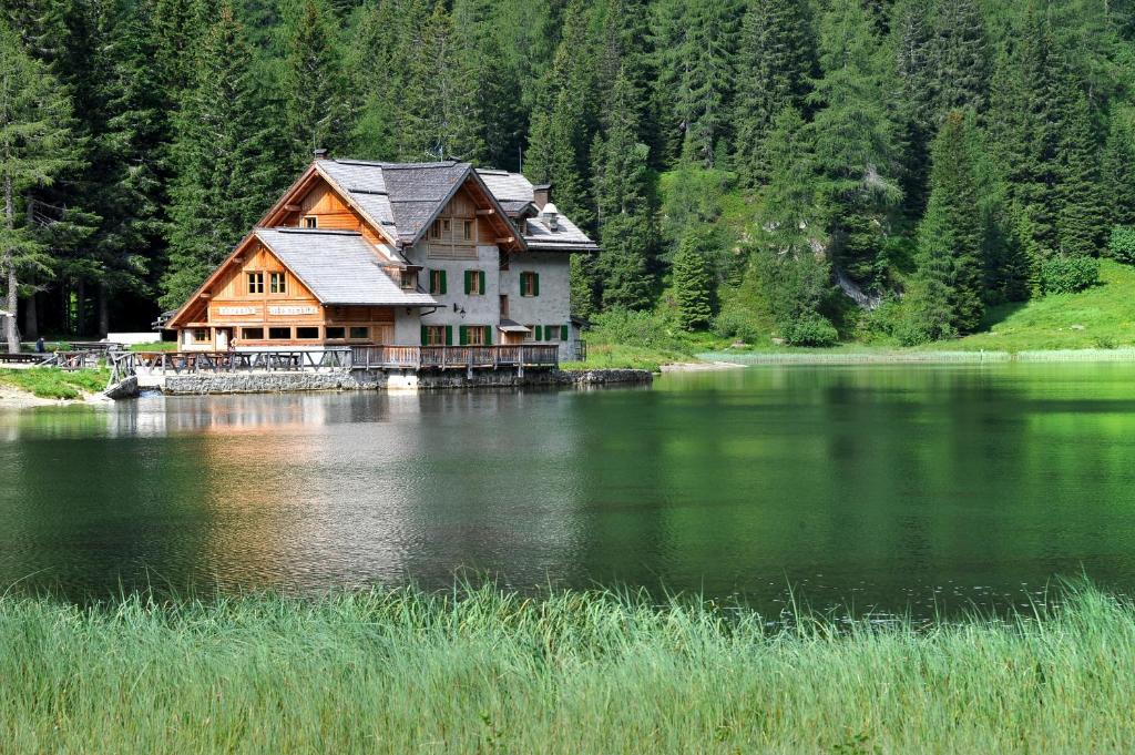 Foto da galeria de Rifugio Lago Nambino em Madonna di Campiglio