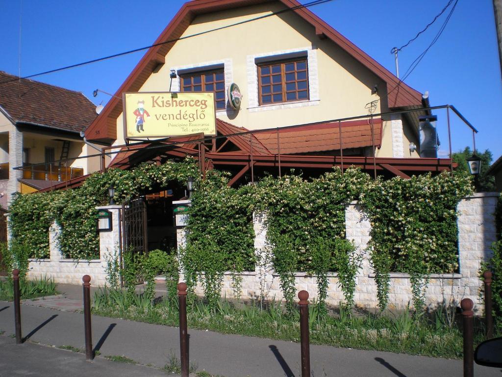 ein Haus mit einer mit Efeu bedeckten Wand davor in der Unterkunft Kisherceg Szálláshely in Budapest