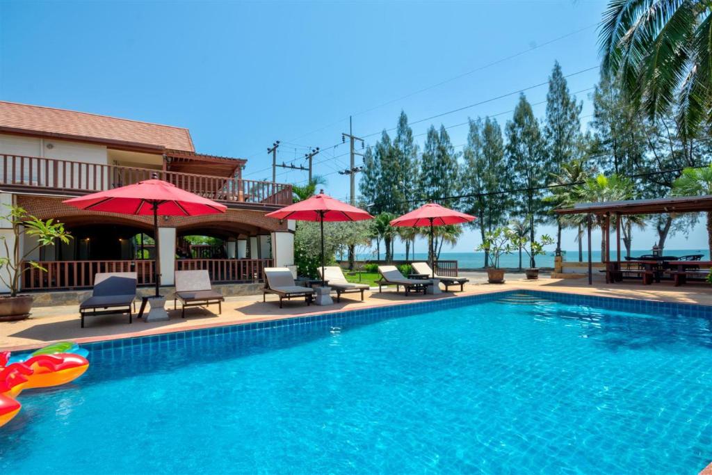 The swimming pool at or close to Palm Beach Resort