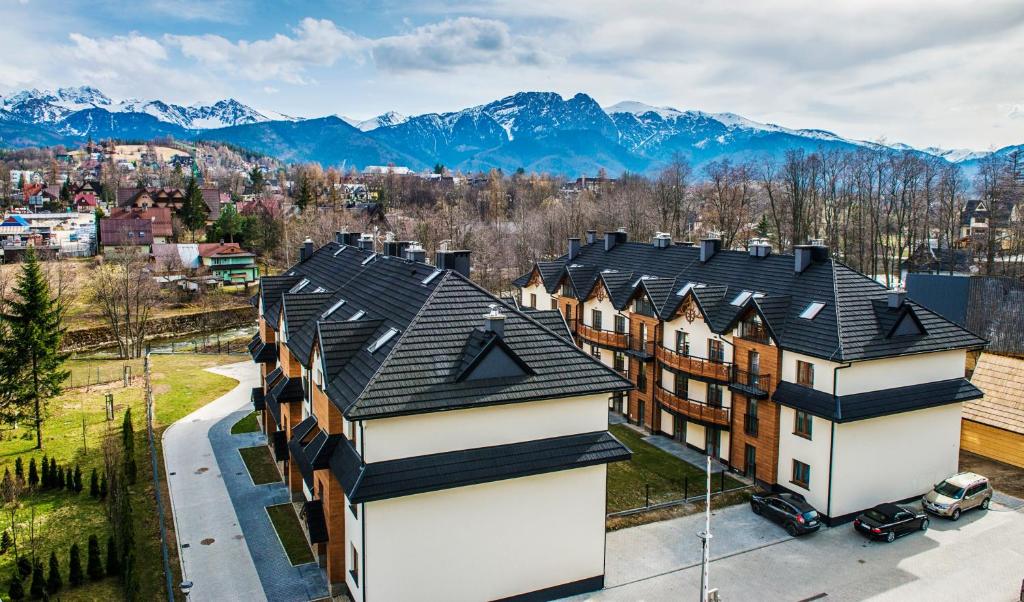 une vue aérienne sur un bâtiment avec des montagnes en arrière-plan dans l'établissement Apartamenty Forma Tatrica, à Zakopane