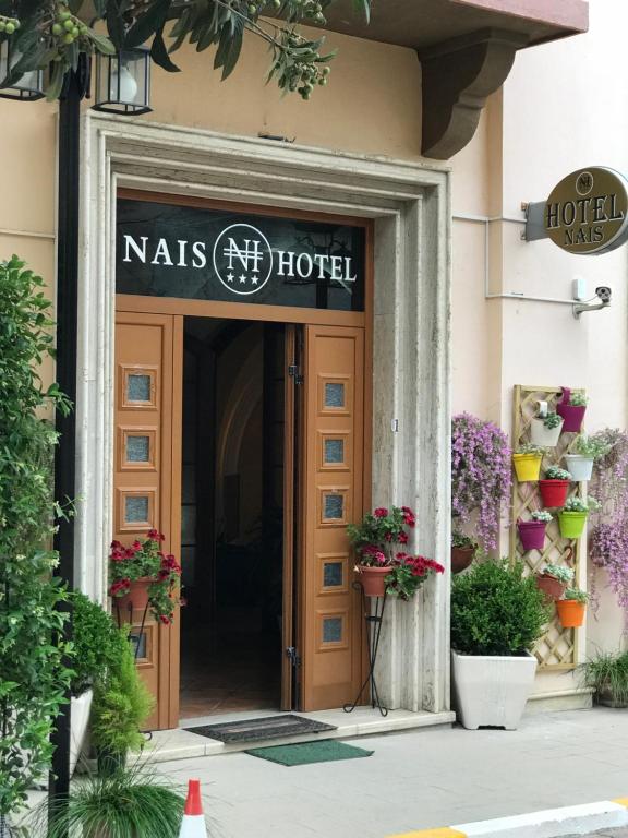 una entrada a un hotel nars con un cartel en la puerta en Hotel Nais, en Durrës