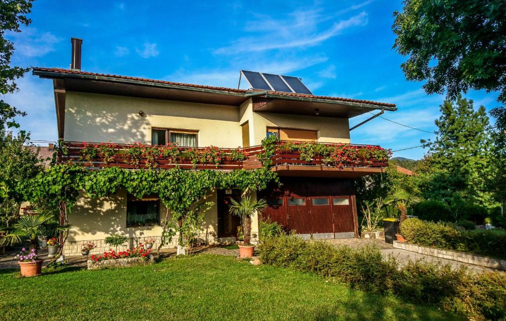 ein Haus mit Sonnenkollektor auf dem Dach in der Unterkunft Apartment & rooms Grmek in Postojna