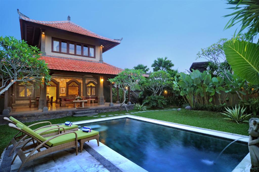 dom z basenem przed domem w obiekcie Bali Aroma Exclusive Villas w mieście Seminyak