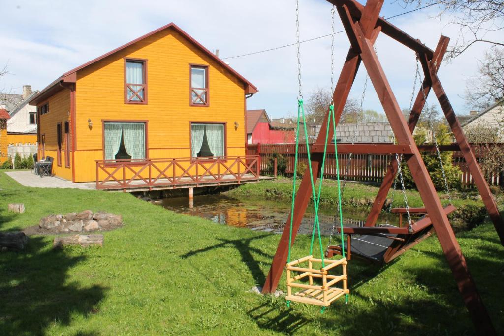 Zona de juegos infantil en Viesu nams AMRAI