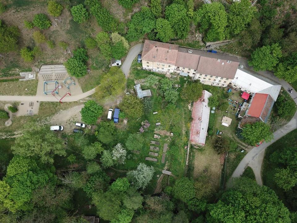 een luchtzicht op een huis in het bos bij Cesta in Tábor