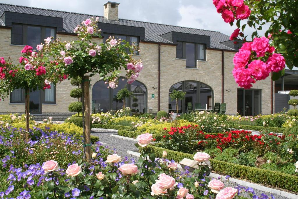 Um jardim em B&B La Vie En Roses