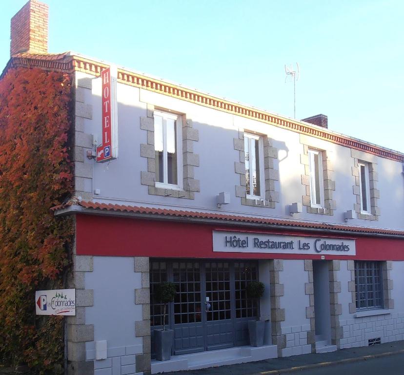 a building with a sign that reads hotel restaurant us cannot at Hôtel-restaurant Les Colonnades in Saint-Fulgent