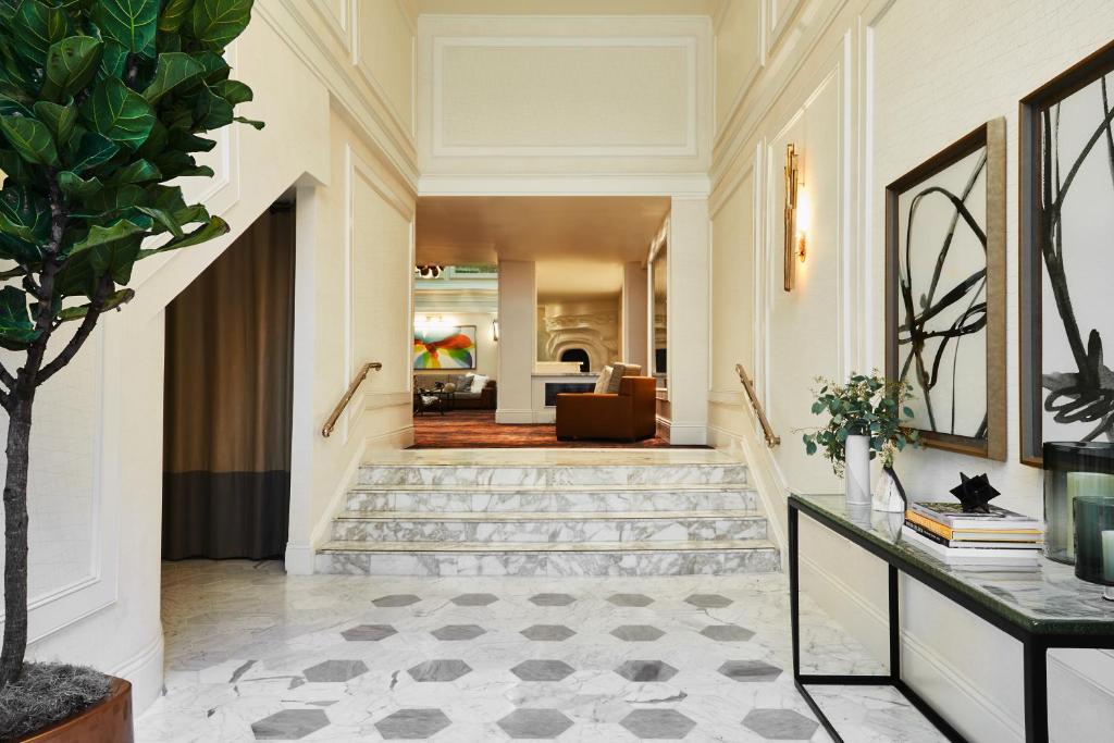 un couloir avec un escalier et un salon dans l'établissement Galleria Park Hotel, à San Francisco