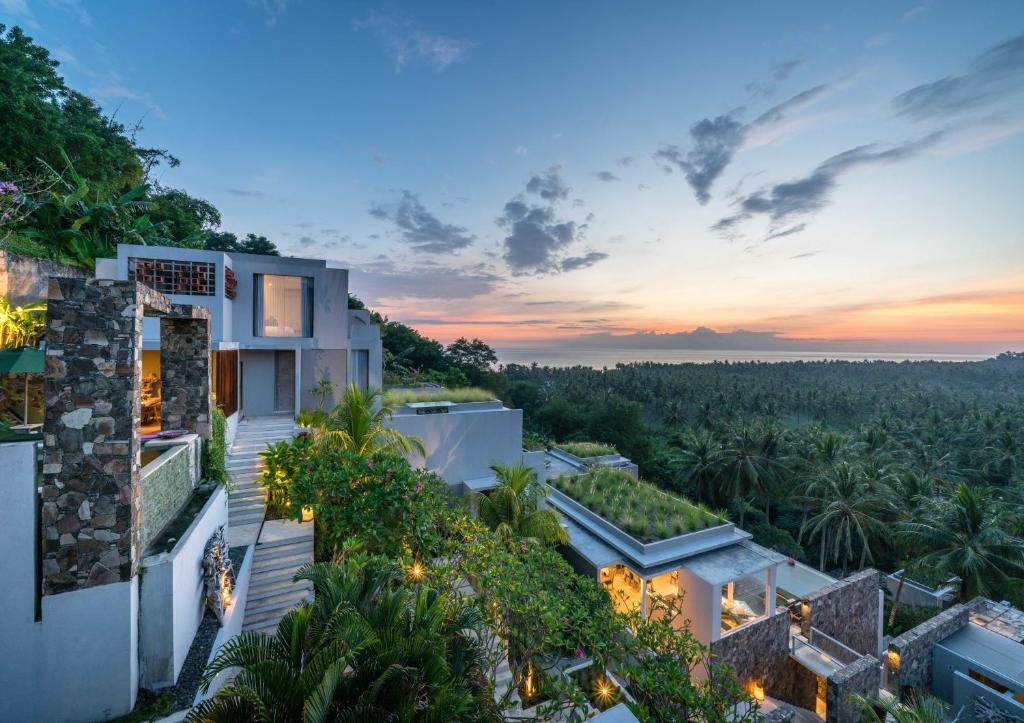 una vista aerea di una casa con tramonto di Svarga Resort Lombok a Senggigi