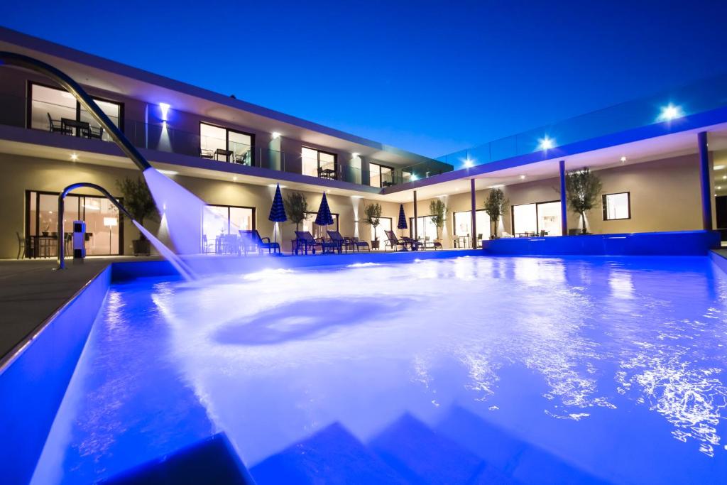 una piscina in un edificio di notte di Seventeen Hotel a Valbonne