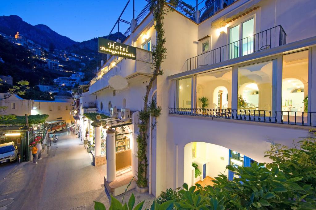 um edifício com uma placa de rua no lado em Hotel Bougainville em Positano