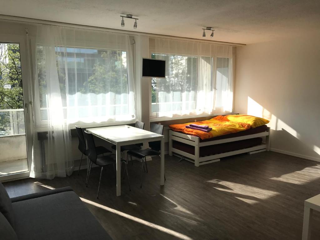 Una cama o camas en una habitación de Anstatthotel Zug - self-check-in