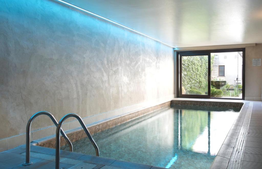 una piscina con finestra in un edificio di Flanders Hotel a Bruges