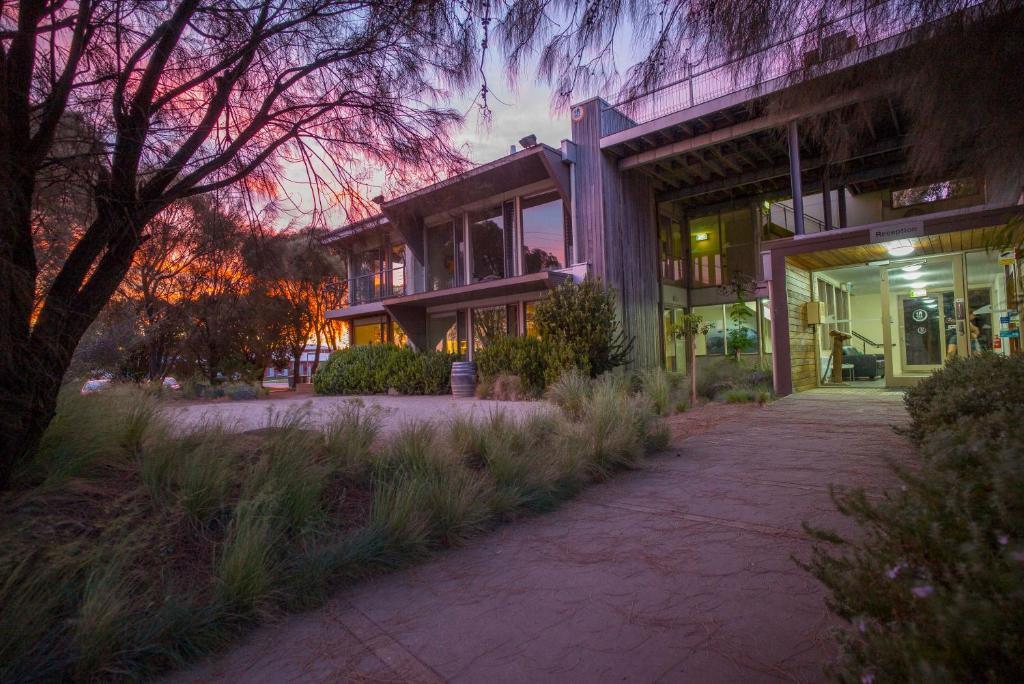 un bâtiment avec un trottoir devant lui dans l'établissement YHA Apollo Bay Eco, à Apollo Bay