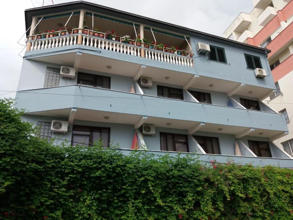 un edificio con balcone fiorito di Arben a Durrës