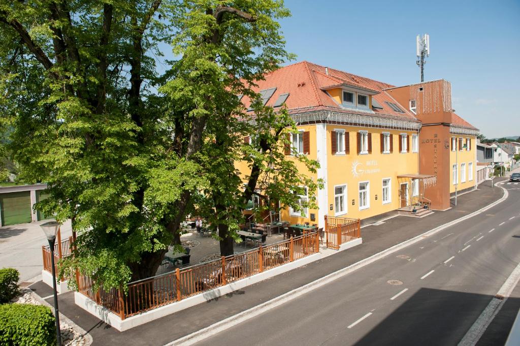 una strada vuota in una città con un edificio di Hotel Guidassoni a Leibnitz