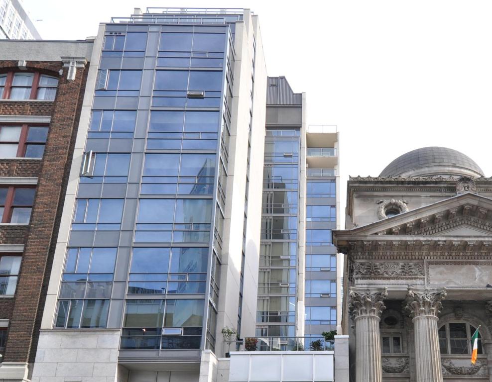 un edificio di alto vetro accanto a un edificio di Yonge Suites Furnished Apartments a Toronto