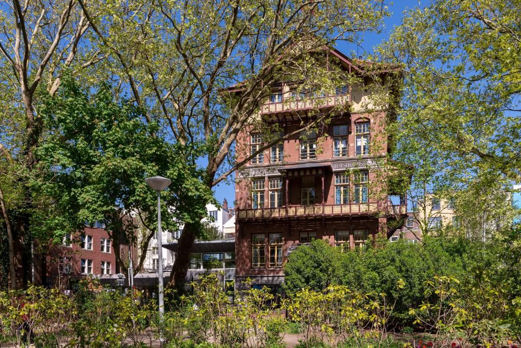 Сад в Stayokay Hostel Amsterdam Vondelpark