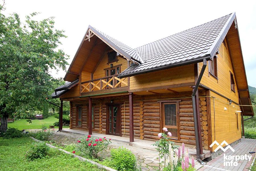 una casa in legno con tetto a gambero di Nad Cheremoshem a Tyudov