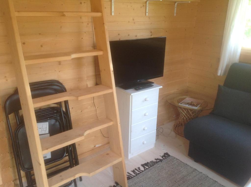 A television and/or entertainment centre at Hjemstavnsgårdens Camping & Cottages