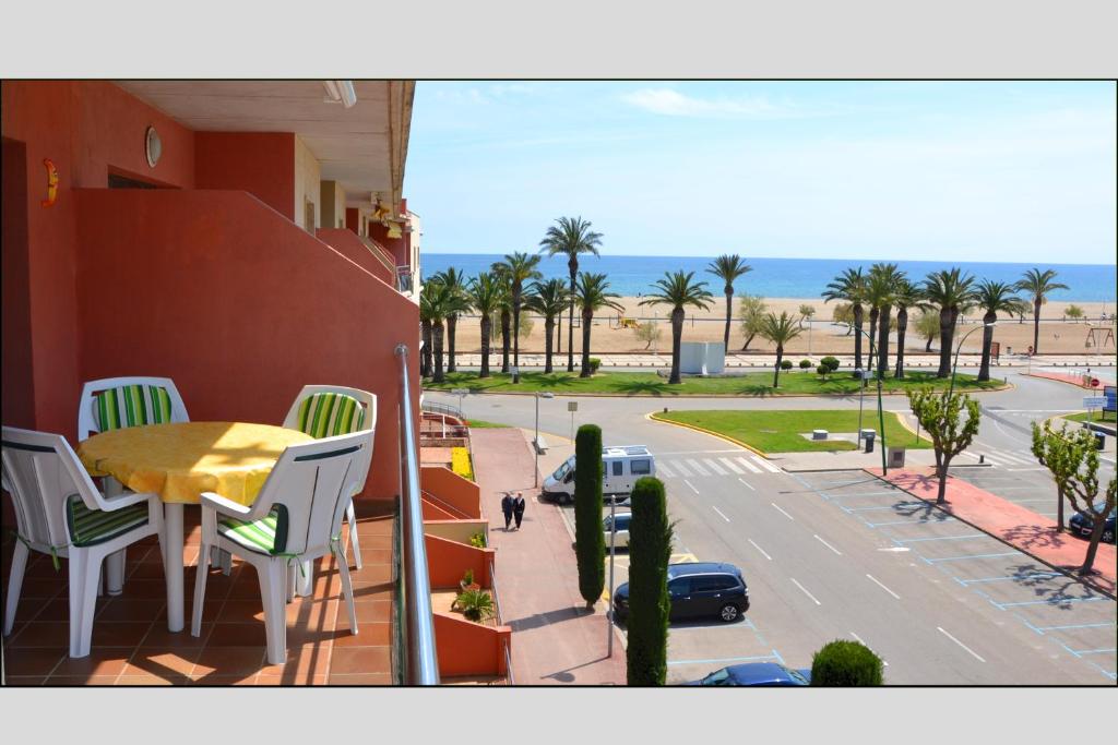 d'un balcon avec une table et des chaises et une vue sur l'océan. dans l'établissement Mirablau, à Empuriabrava