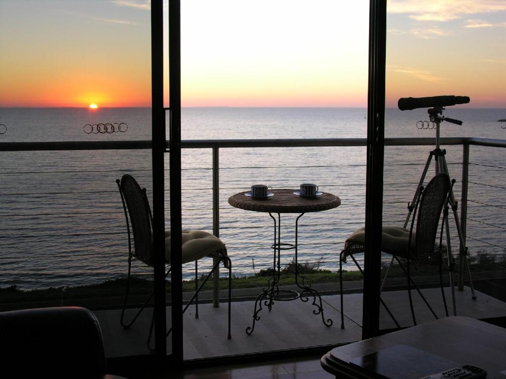 einen Balkon mit Kamera und Meerblick in der Unterkunft Clifftop Apartments Portland Vic in Portland