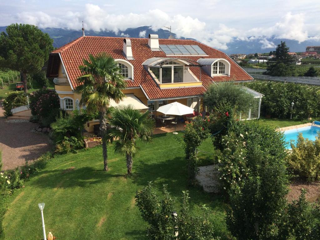 uma vista aérea de uma casa com piscina em Villa Raifer em Appiano sulla Strada del Vino