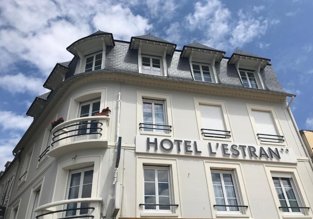 um grande edifício branco com vista para o hotel em Hôtel L'Estran em Trouville-sur-Mer