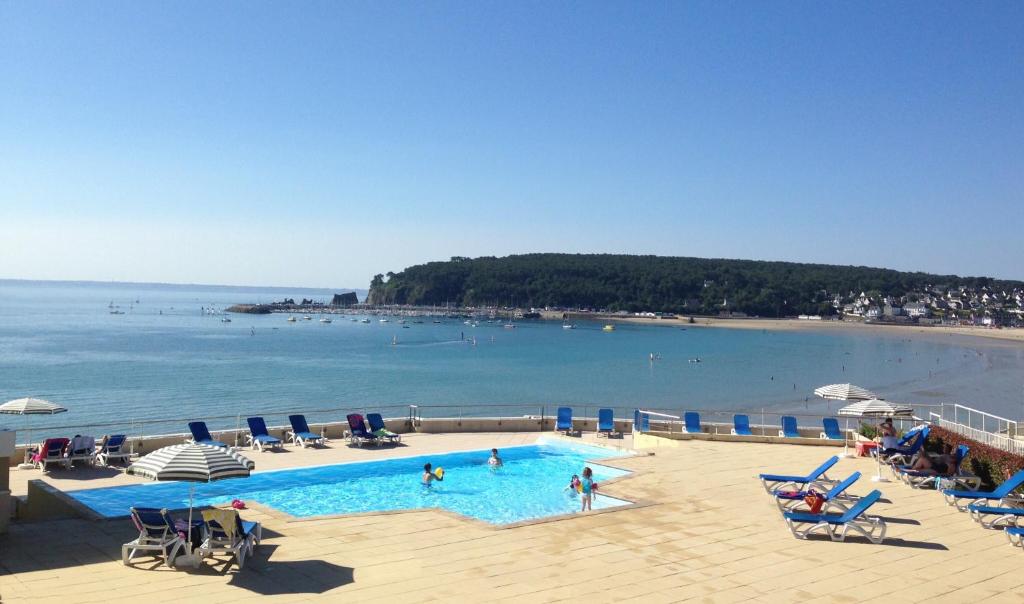 een zwembad naast een strand met mensen erin bij Cap Morgat in Crozon