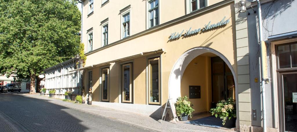 un edificio al lado de una calle en Hotel Anna Amalia, en Weimar