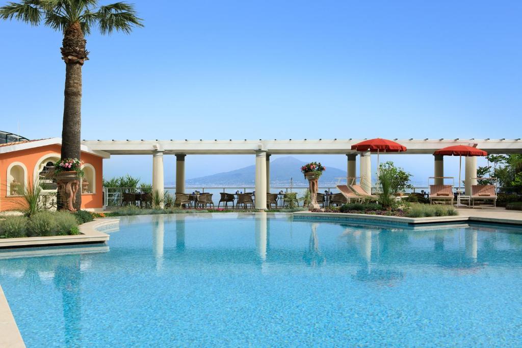 Swimming pool sa o malapit sa Grand Hotel Royal