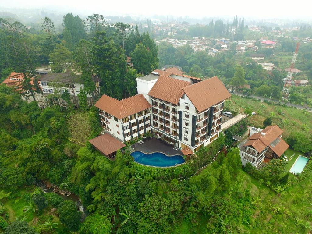 Kolam renang di atau di dekat The Grand Hill Resort-Hotel