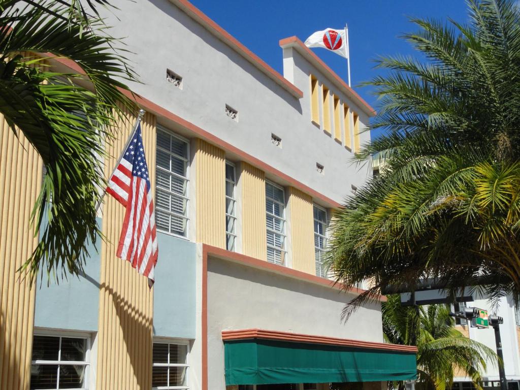 budynek z amerykańską flagą i palmami w obiekcie Viscay Hotel w Miami Beach