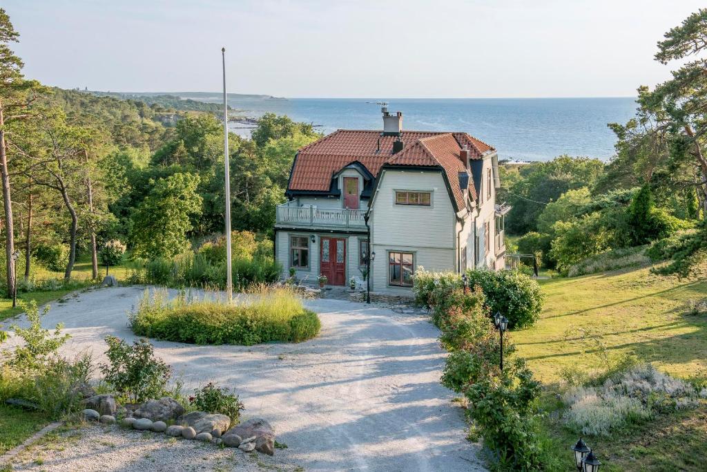 stary dom na wzgórzu nad oceanem w obiekcie Villa Lullyhill w mieście Visby