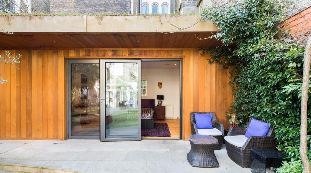 Romantic Bungalow in Notting Hill के बाहर एक बगीचा