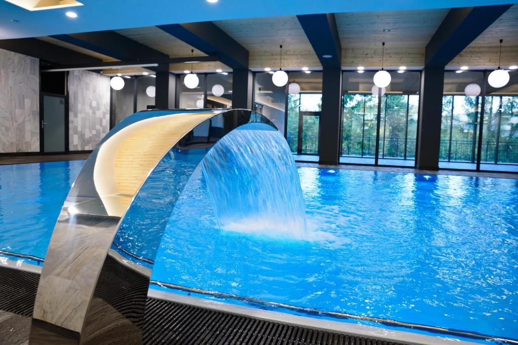 einen Pool mit Wasserrutsche in der Unterkunft Hotel SPA Budowlani in Szczawnica