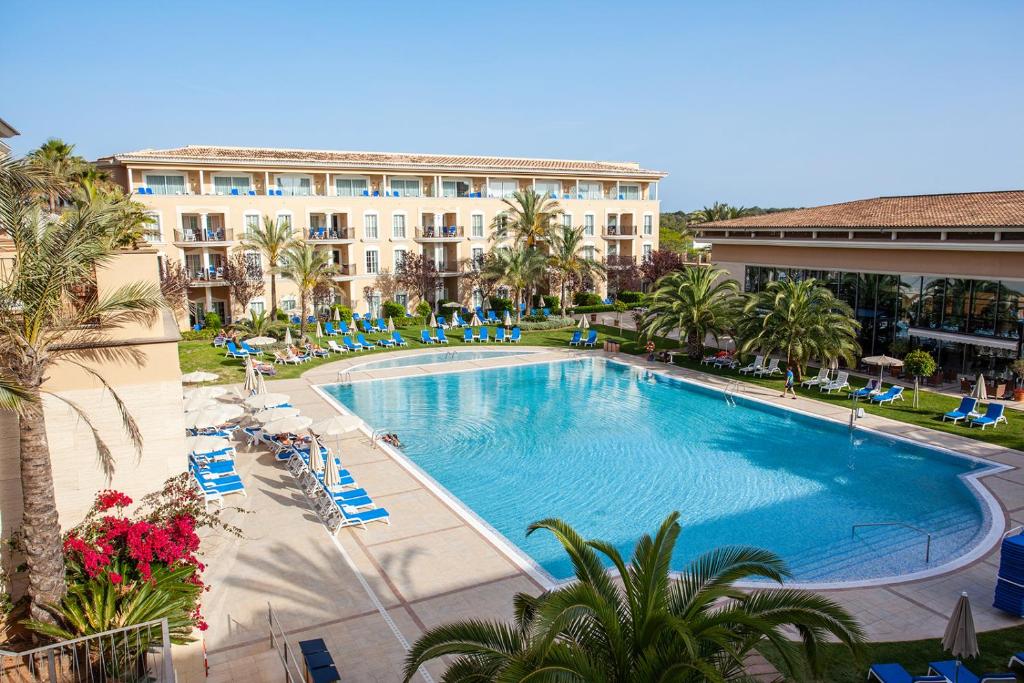 Bazén v ubytování Grupotel Playa de Palma Suites & Spa nebo v jeho okolí