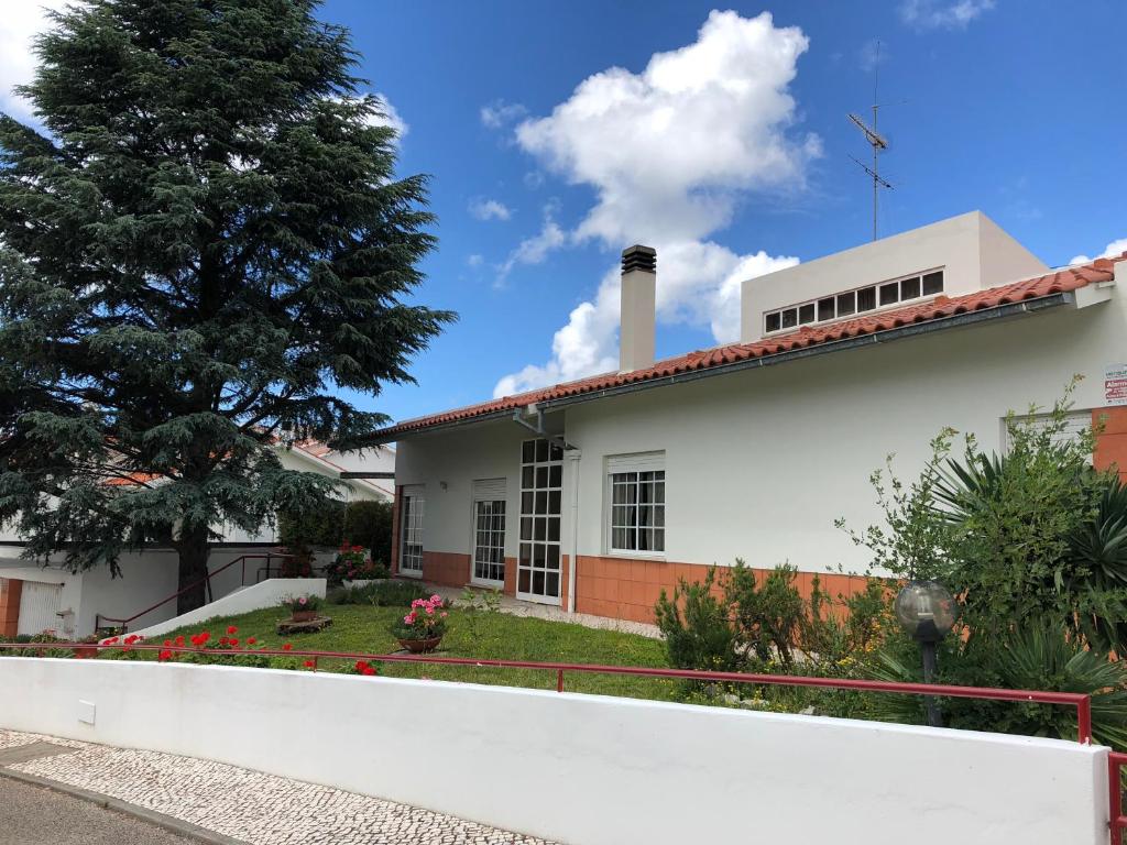 una casa blanca con una valla blanca en Quinta Nova do Almeida, en Alcobaça