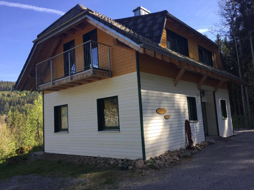 Titisee Haus Vogelnest في تيتيسي نيوستادت: بيت فيه بلكونه جانبيه