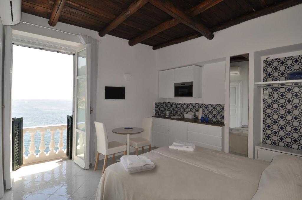 - une chambre avec un lit et une vue sur l'océan dans l'établissement Stella Marina Amalfi Dreams, à Ravello