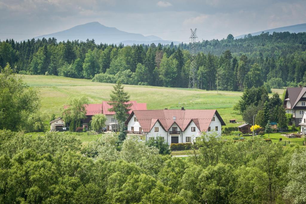 een groep huizen in een veld met bomen bij Staś -przy szkole nr 3 w Skawie in Skawa