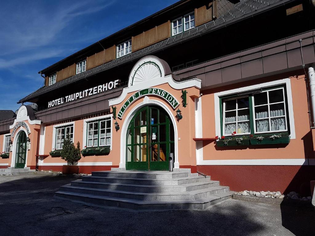 un edificio con una puerta verde y escaleras delante en Hotel Tauplitzerhof, en Tauplitz