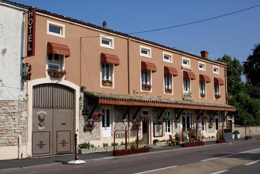 um edifício ao lado de uma rua em Le Relais de l'Abbaye em Tournus