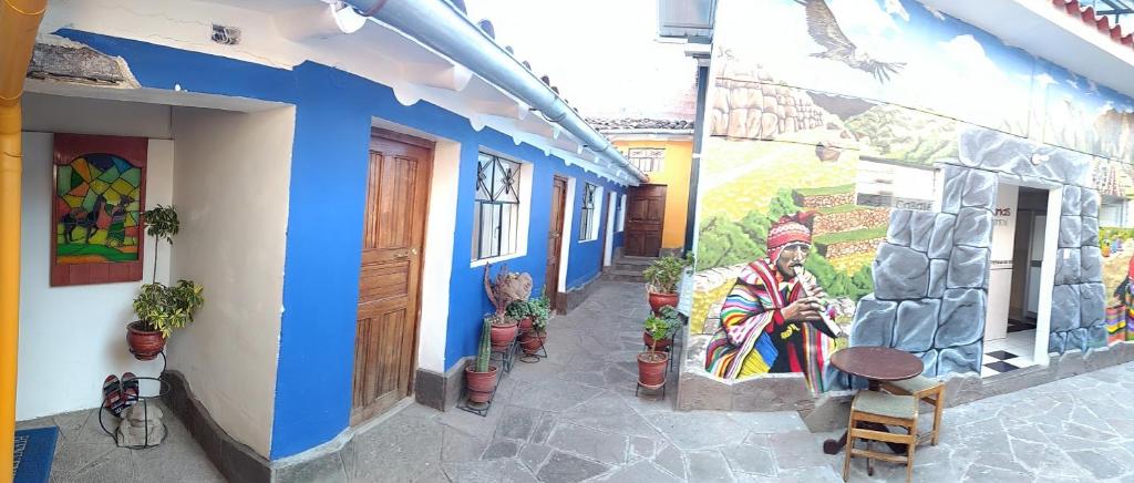 un bâtiment avec une fresque sur son côté dans l'établissement Chelitos Backpacker, à Cusco