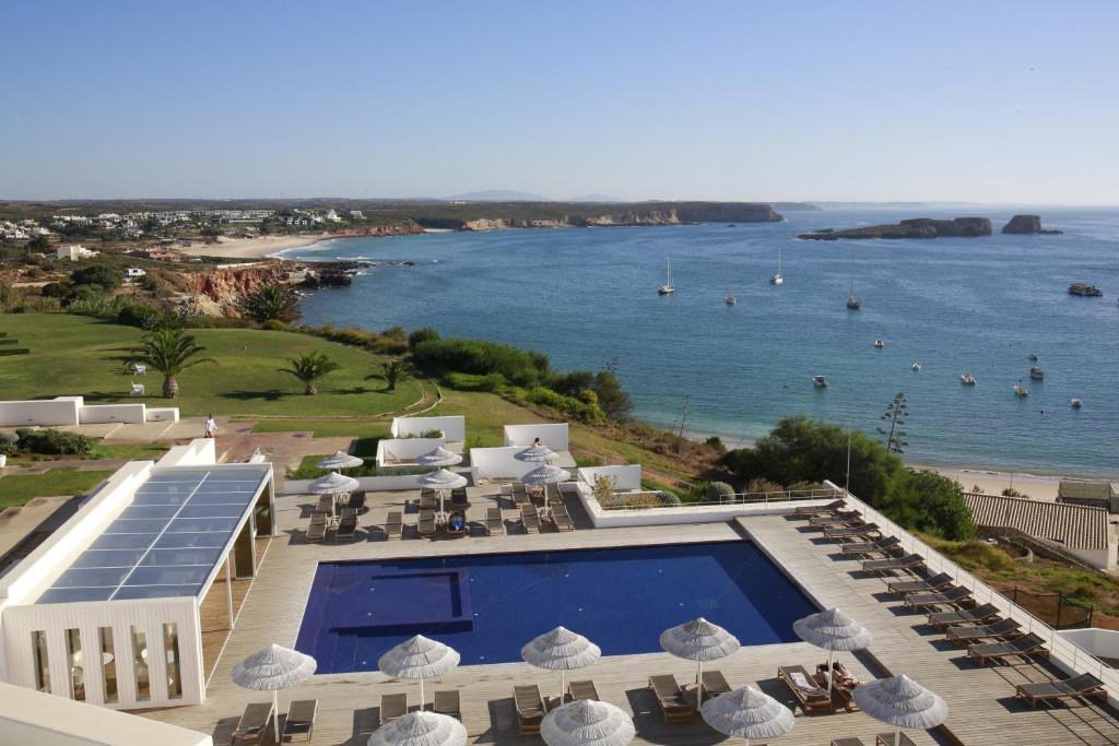 un resort con piscina e vista sull'oceano di Memmo Baleeira - Design Hotels a Sagres