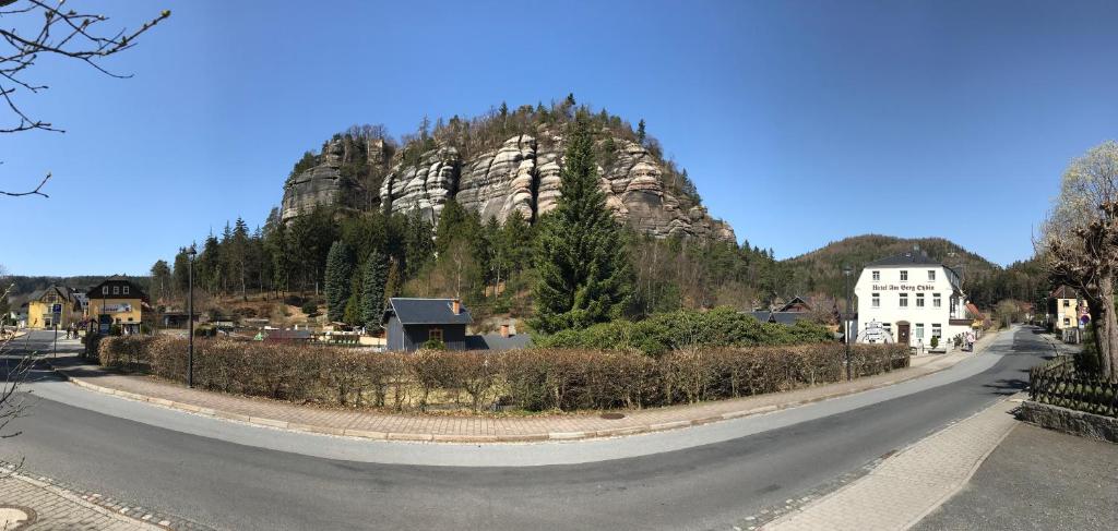 Una imagen general de la montaña o una montaña tomada desde el hotel