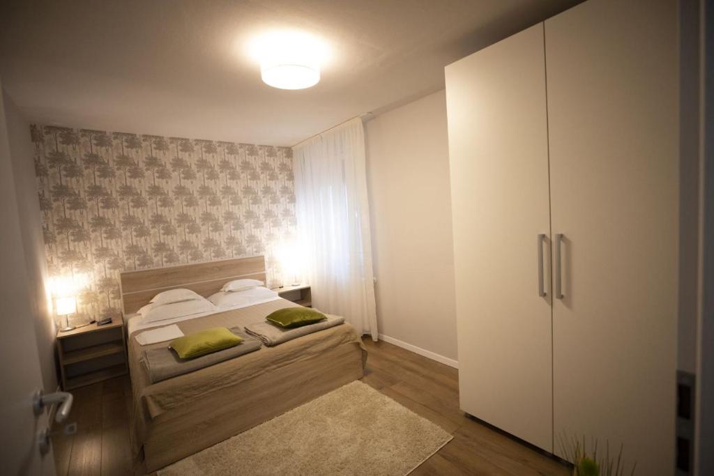 niewielka sypialnia z łóżkiem i białą szafką w obiekcie SMP apartment 3 w mieście Timişoara