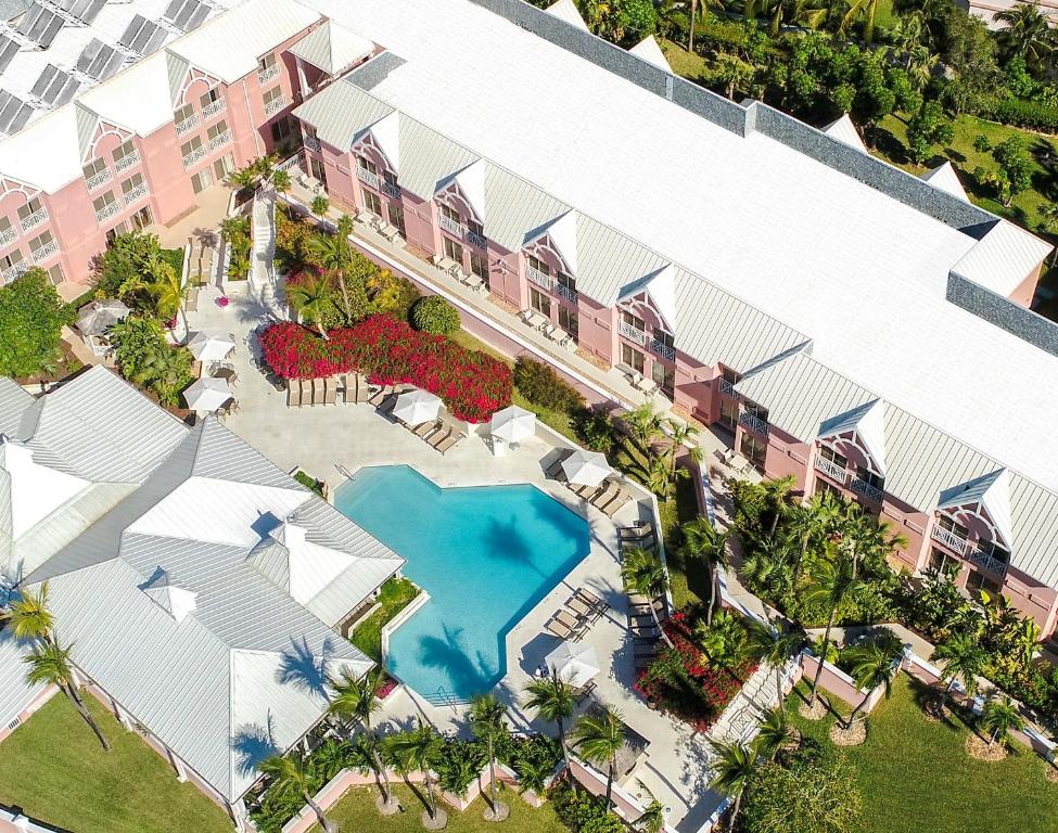 Baseinas apgyvendinimo įstaigoje Comfort Suites Paradise Island arba netoliese